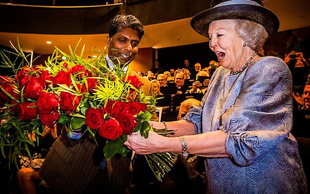 Prinses Beatrix krijgt 80 rozen voor haar 80ste verjaardag tijdens haar bezoek aan het symposium van het interreligieus netwerk In Vrijheid Verbonden in TivoliVredenburg. Het thema van de bijeenkomst was Een duurzame samenleving. beeld ANP