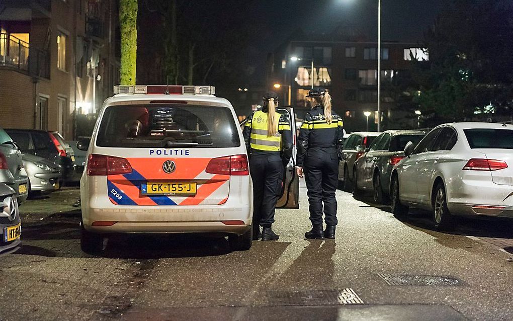 De politie heeft de omgeving van de Grote Wittenburgstraat afgezet waar de hulpdiensten aanwezig zijn na een schietpartij. beeld ANP