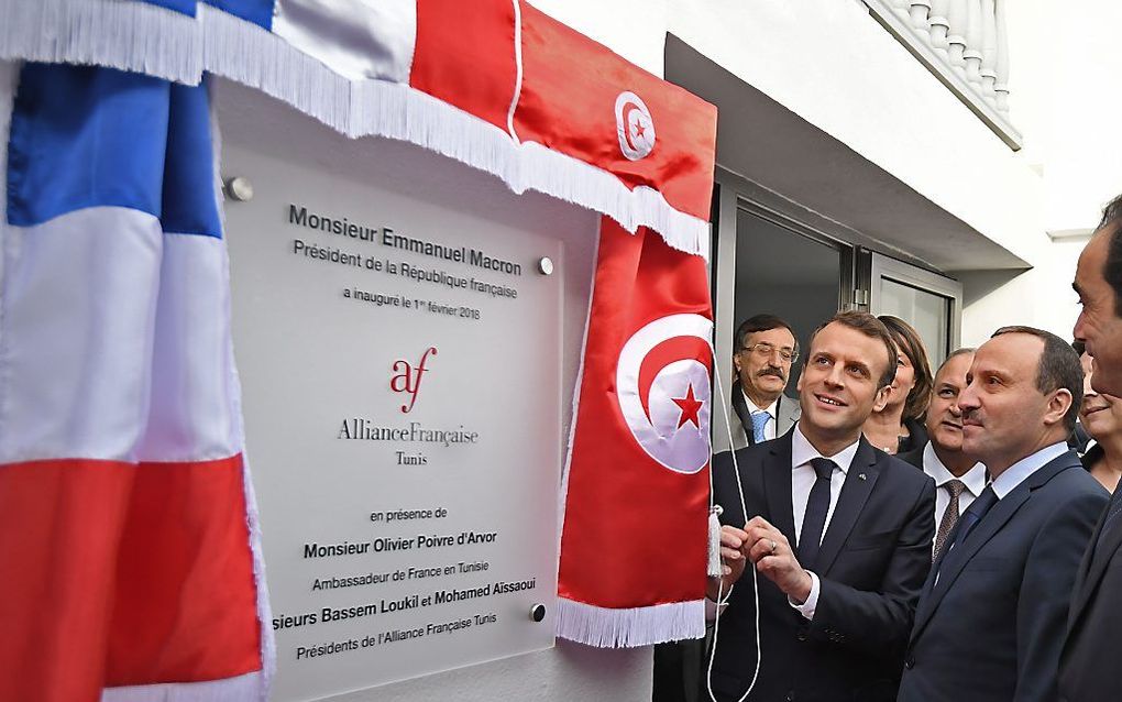 De Franse president Macron (l.) opende eerder dit jaar een Franstalige school in de Tunesische hoofdstad Tunis. beeld AFP