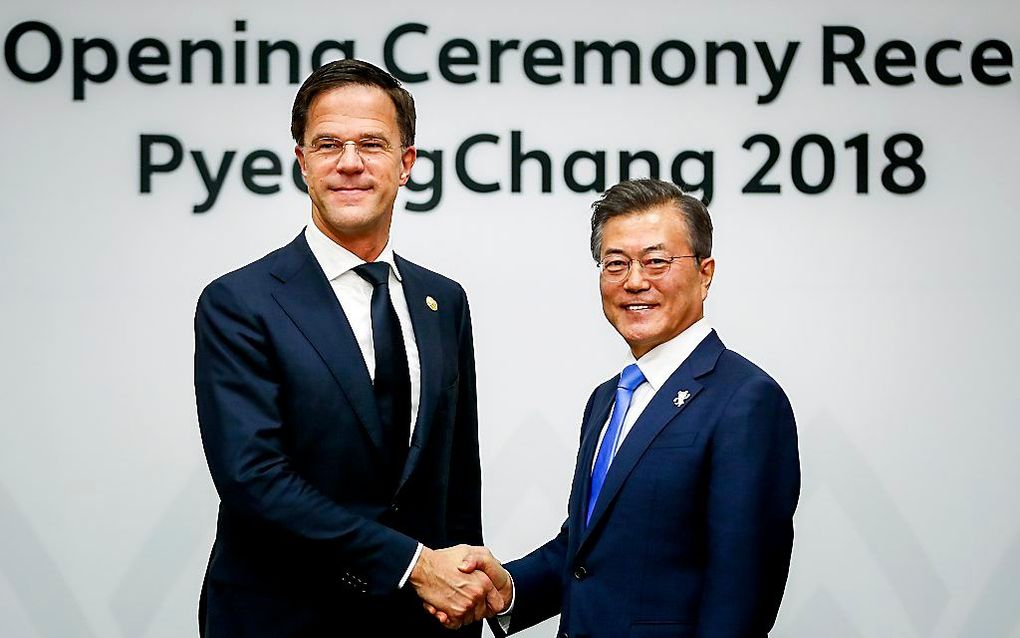 Premier Mark Rutte tijdens een ontmoeting met de Zuid-Koreaanse president Moon Jae-in voorafgaand aan de opening van de Olympische Winterspelen van Pyeongchang. beeld ANP