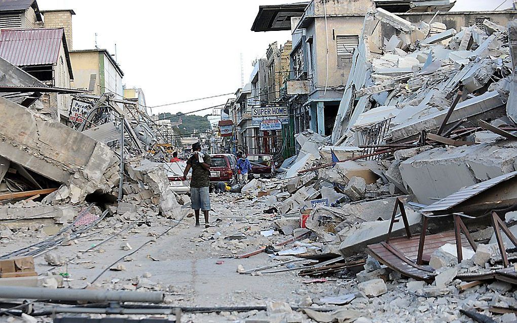 Een man loopt door de ravage op Haïti n 2010. beeld AFP