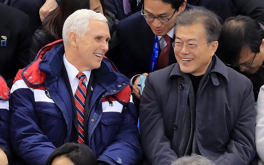 Pence in gesprek met de Zuid-Koreaanse president Moon Jae. beeld EPA