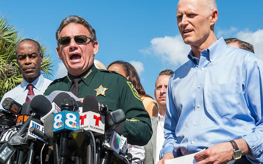 De gouverneur van Florida, Rick Scott (rechts) tijdens een persconferentie over de schietpartij op de school in Parkland. Zeventien mensen kwamen daarbij om het leven. beeld EPA