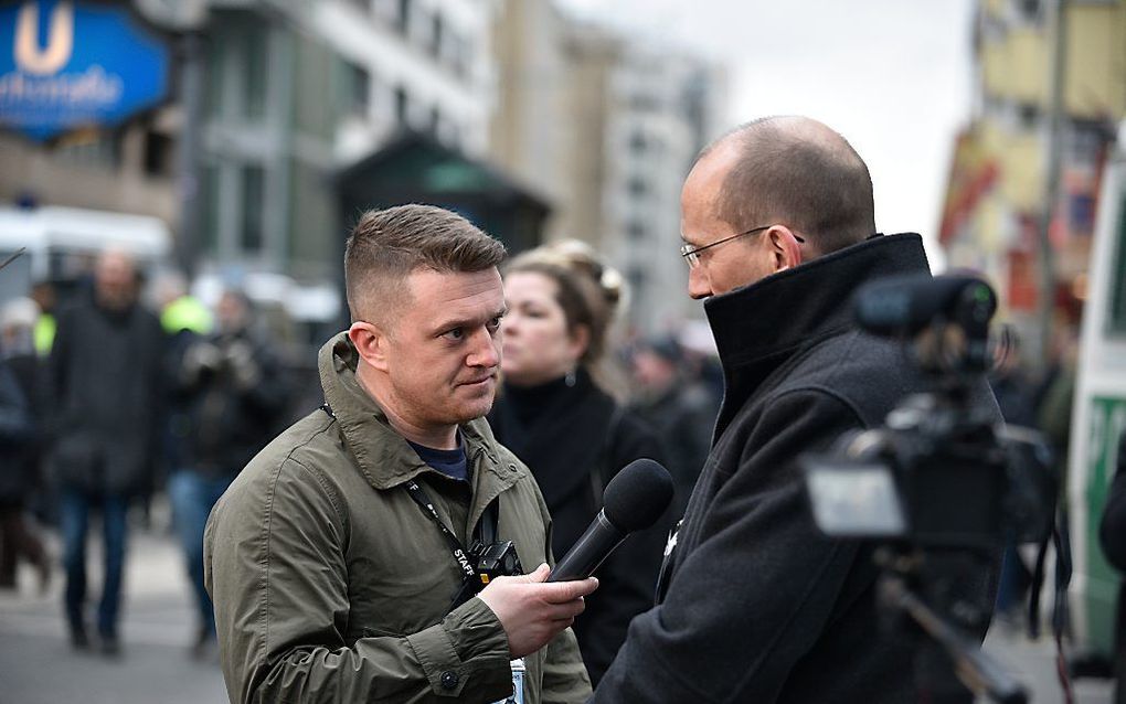 Anti-islamactivist Tommy Robinson (links) zit gevangen. beeld EPA