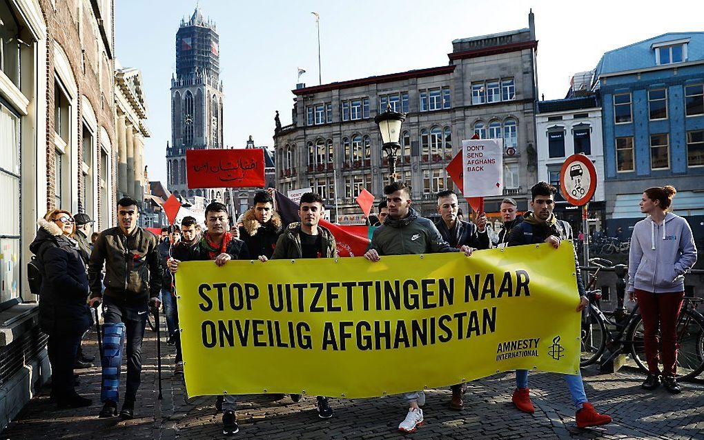 Protest tegen de uitzetting van Afghaanse vluchtelingen op het Domplein vorige maand in Utrecht. Mensenrechtenorganisaties riepen gemeenten in een woensdag verschenen brandbrief op tot verzet tegen het uitzetten van asielzoekers naar Afghanistan. beeld AN