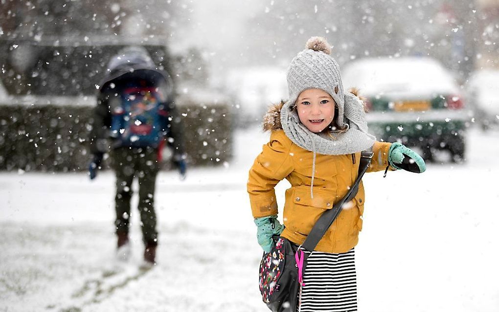 Een kind is onderweg naar school in Heerlen. Limburg kleurde maandag ten zuiden van Sittard wit. beeld ANP