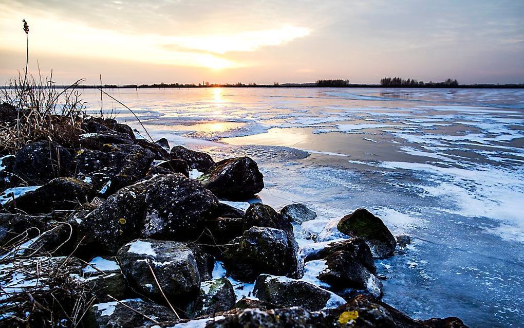 De zon komt op nabij de Nijkerkersluis. beeld ANP