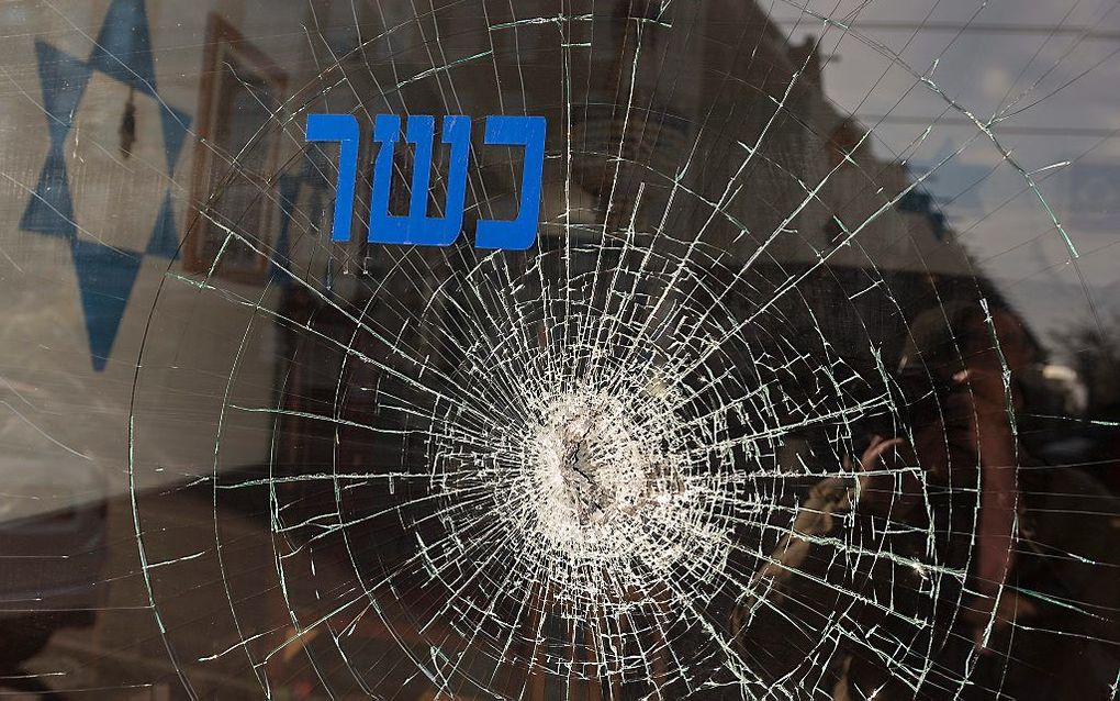 Schade aan Israëlische restaurant HaCarmel in Amsterdam na vernielingen. beeld ANP, Evert Elzinga