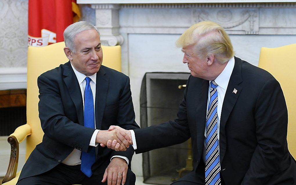 Netanyahu (l.) met president Trump. beeld  EPA, OLIVIER DOULIERY