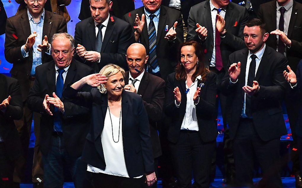 Marine Le Pen groet haar aanhang. beeld AFP