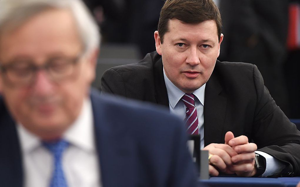 De gewraakte topambtenaar Selmayr (r.). beeld  AFP, FREDERICK FLORIN