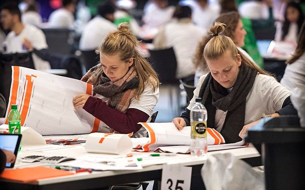 „Een maximumgrootte van gemeenten – het zou een weldaad zijn voor alle bewoners en hun lokaal bestuur.” Foto: Stemmen tellen in de Ahoy in Rotterdam tijdens de gemeenteraadsverkiezingen van 2018. beeld ANP, Marten van Dijl