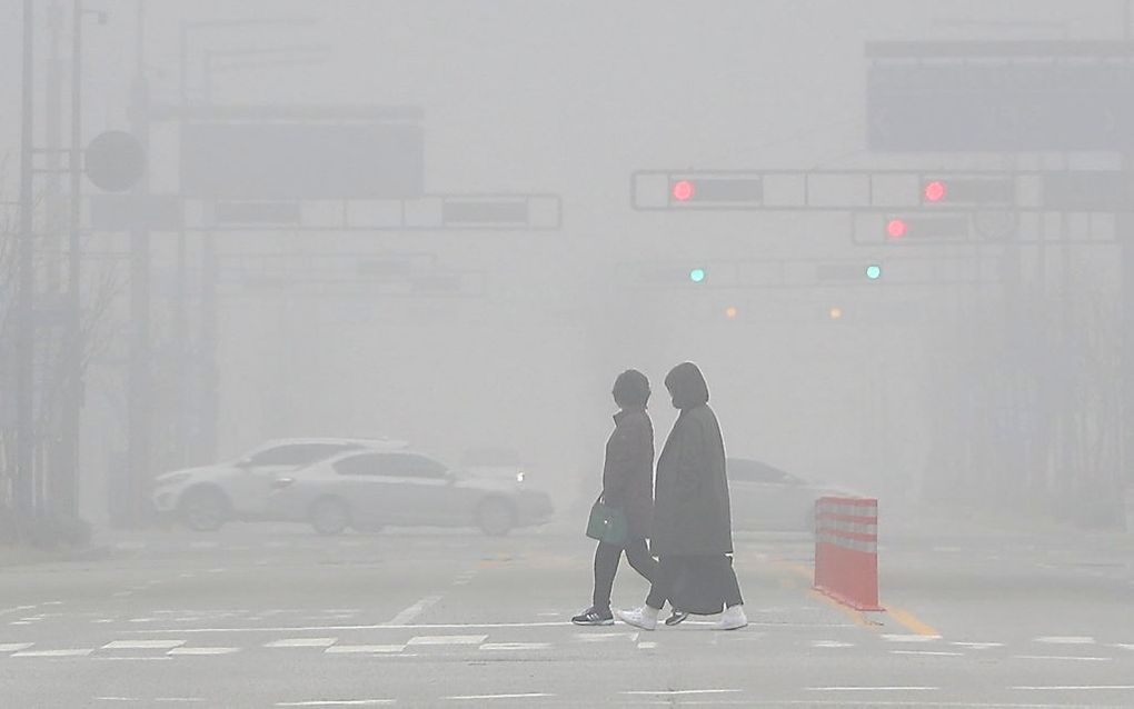 Zuid-Koreanen wandelen door de smog. beeld EPA