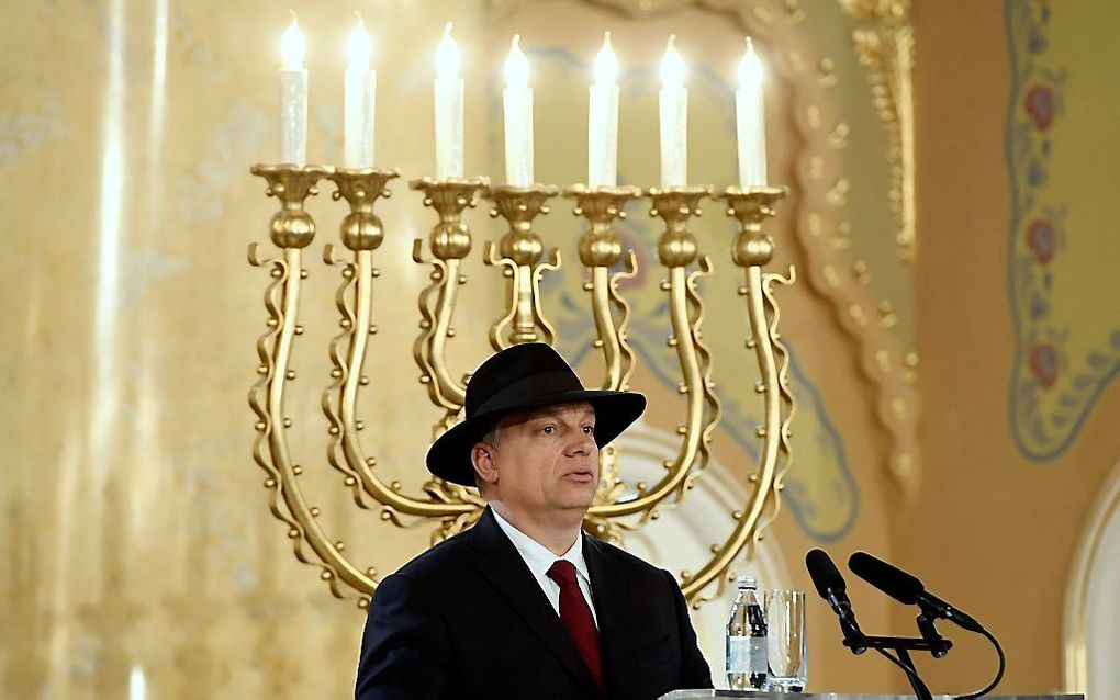 De Hongaarse premier Orban bij de opening van een gerestaureerde synagoge in Subotica in Servië. beeld EPA