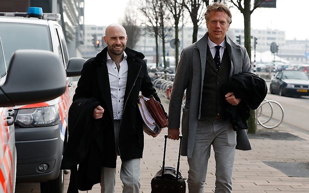 Sanne Schuurman (R) en Niels van Schaik, de nieuwe advocaten van Klaas Otto, komen aan bij de extra beveiligde rechtbank in Rotterdam. beeld ANP