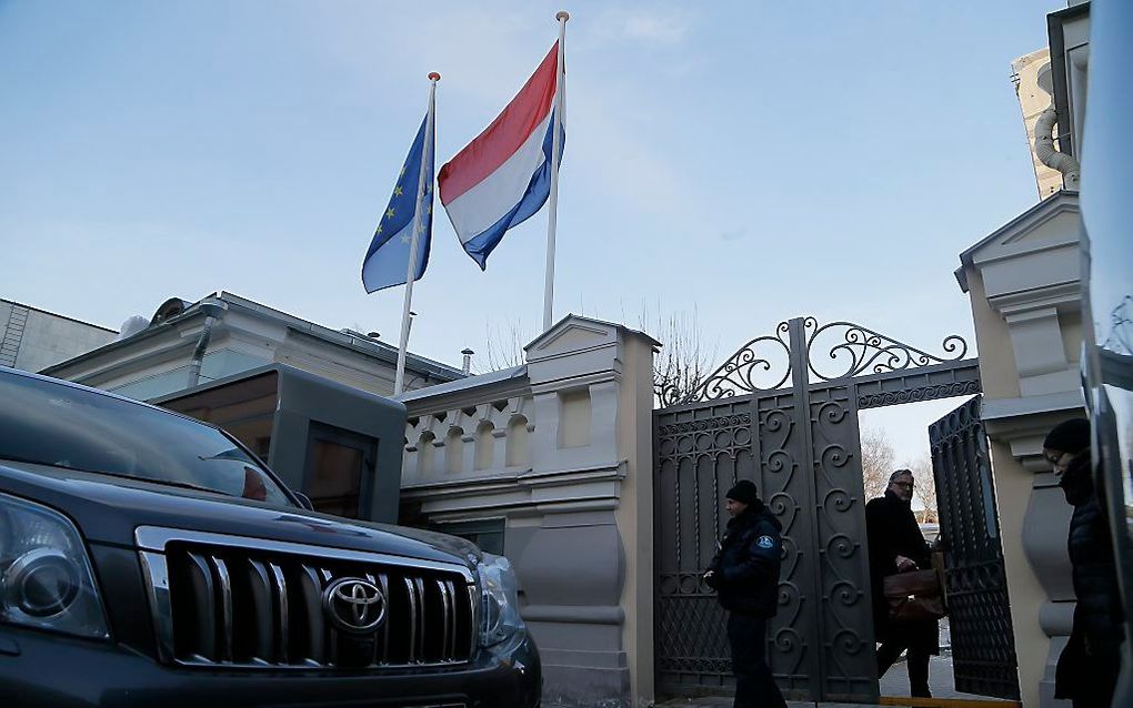 Twee Nederlanders vertrekken uit de Hollandse ambassade in Moskou. beeld EPA