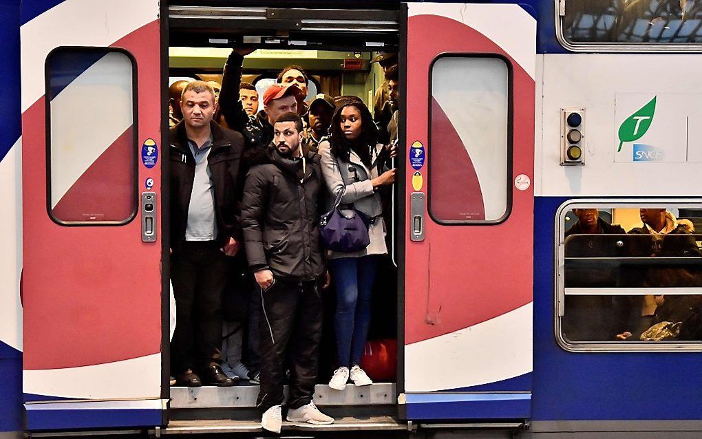 Forenzen in een overvolle trein in Parijs. beeld AFP