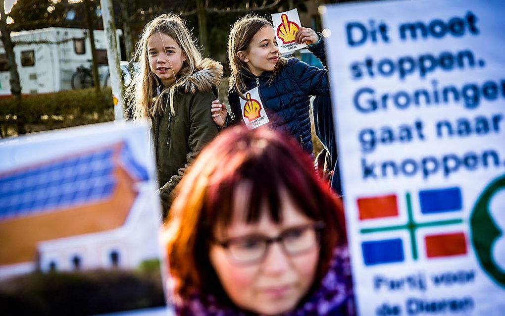 Inwoners van het Groningse dorp Pieterzijl demonstreren tijdens een informatieavond van de NAM over gaswinning op een nabijgelegen boorlocatie. beeld ANP, Siese Veenstra