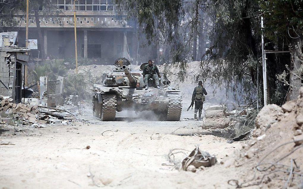 Een tank van het Syrische leger in Douma. beeld AFP