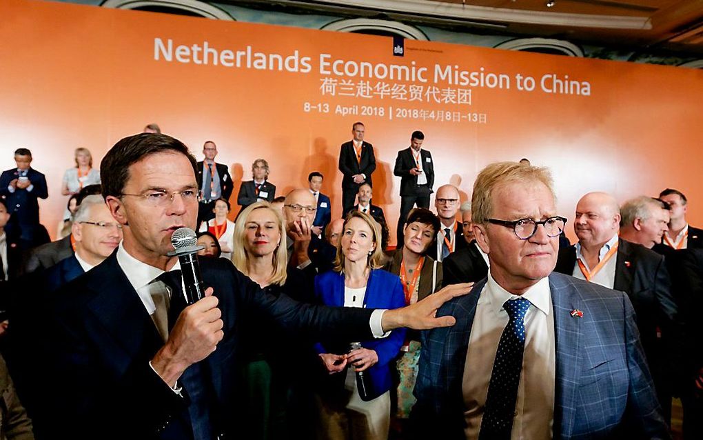 Premier Rutte tijdens de handelsmissie in China. Rechts Hans de Boer, voorman van VNO-NCW. beeld ANp