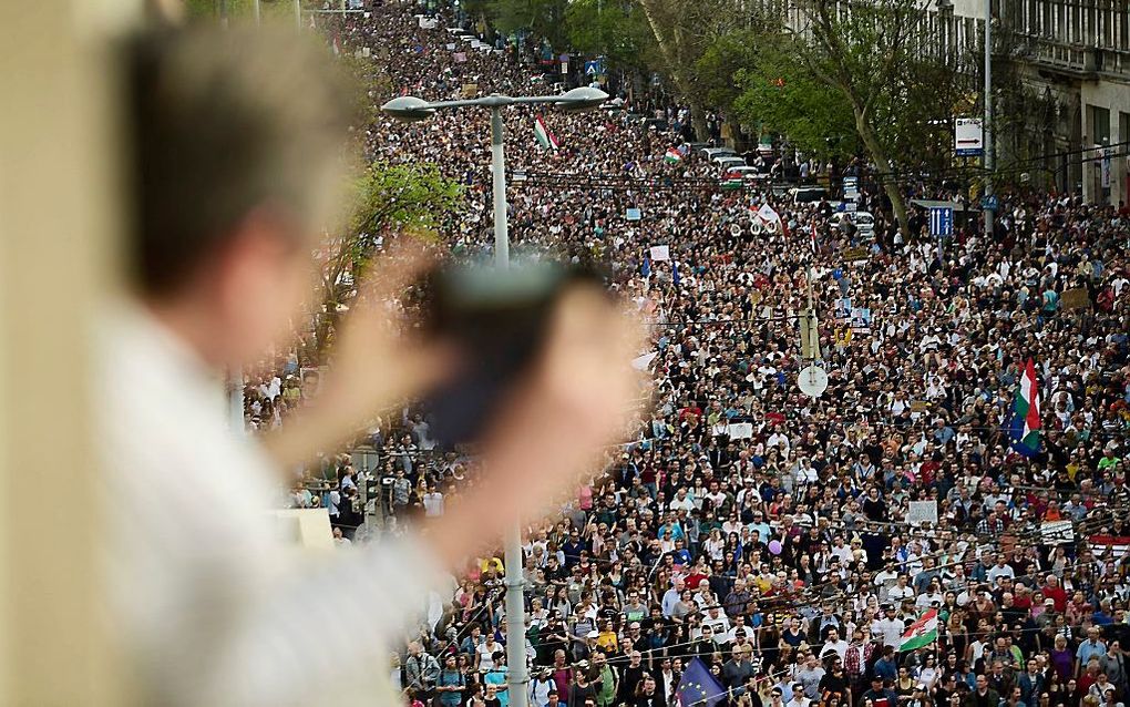 Teleurgestelde kiezers verzamelden zich zaterdag bij de Hongaarse Opera in Boedapest voor een mars richting het parlement.  beeld EPA