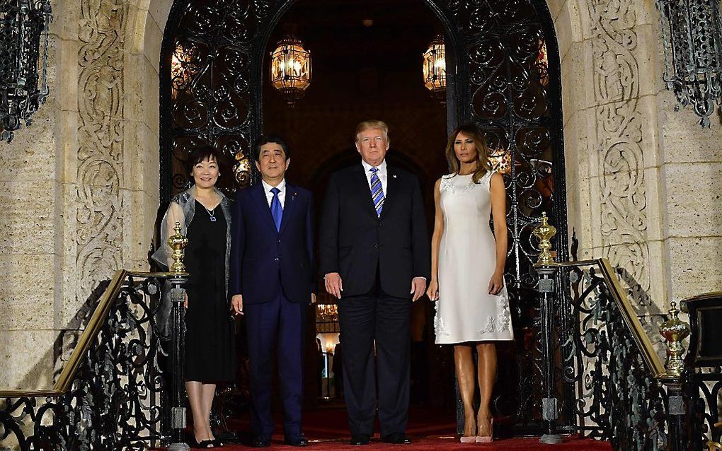 De Amerikaanse leider Donald Trump en zijn Japanse collega Shinzo Abe met hun echtgenotes. beeld AFP