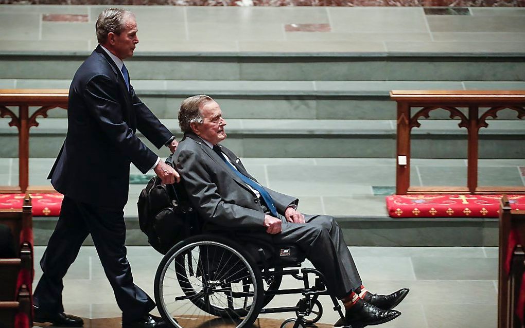 George H.W. Bush en zijn zoon George W. Bush, zaterdag tijdens de uitvaart van Barbara Bush. beeld EPA