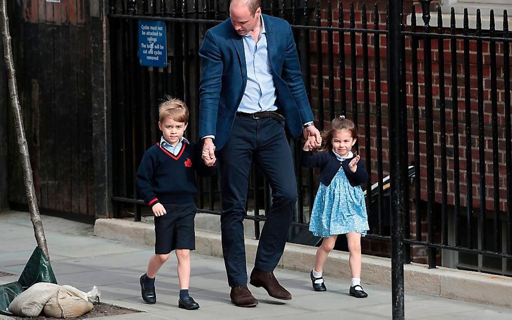 Vader William met zijn kinderen George en Charlotte. beeld AFP