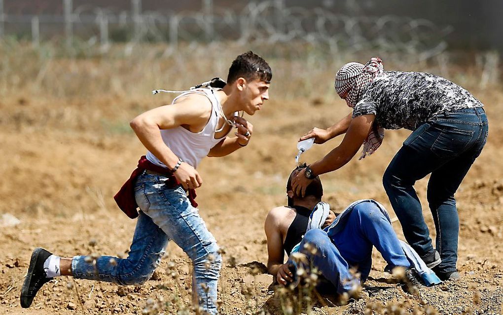 Ook vrijdag werd er weer volop actie gevoerd aan de grens van de Gazastrook. Duizenden Palestijnen waren op de been. beeld AFP