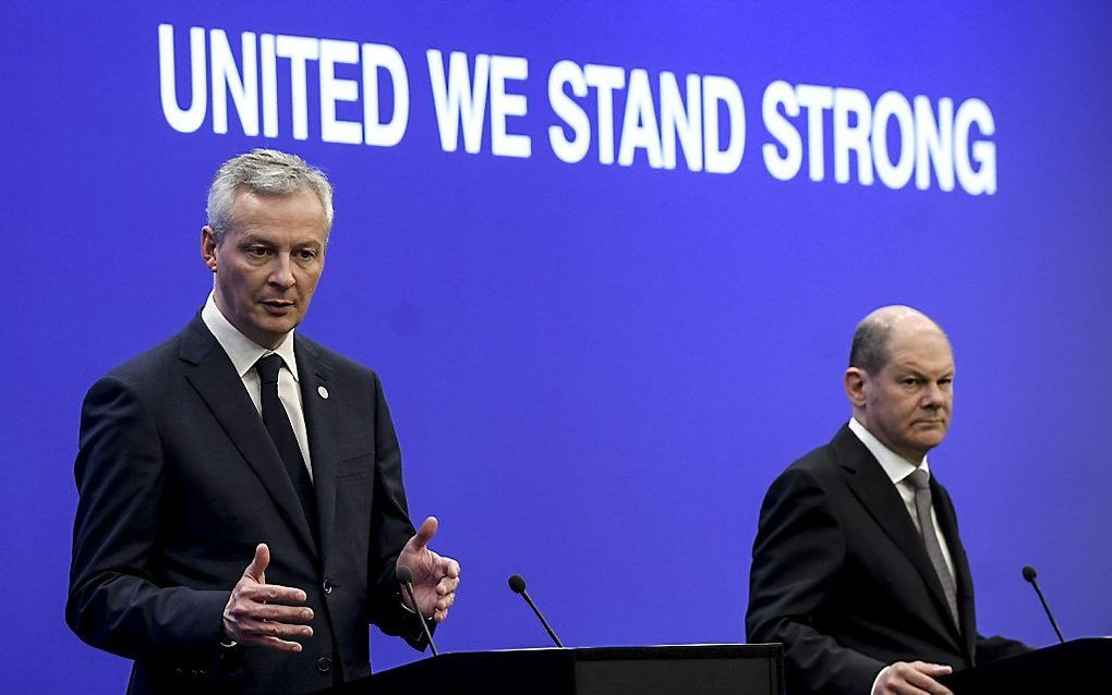 Scholz (R) en Le Maire in Sofia. beeld AFP