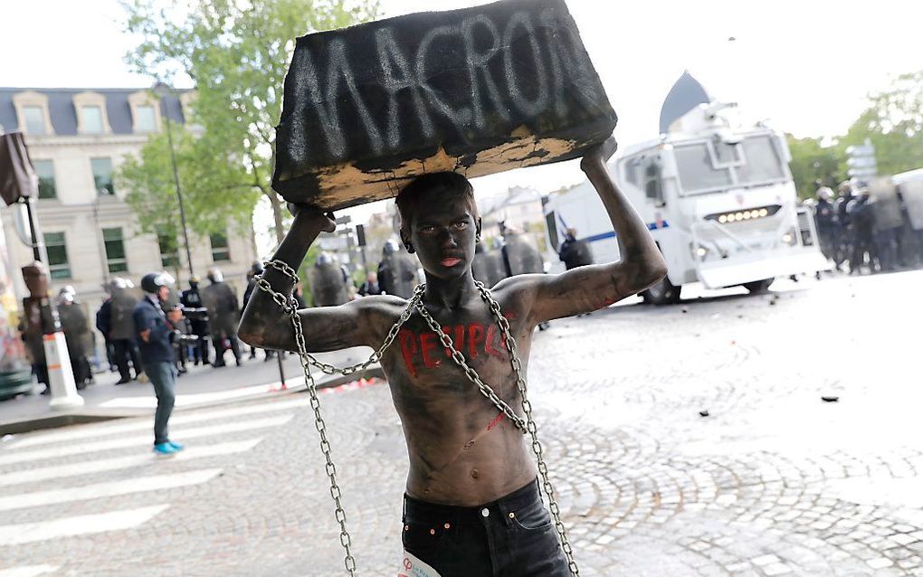 Protest tijdens de viering van de Dag van de Arbeid in Parijs. beeld AFP