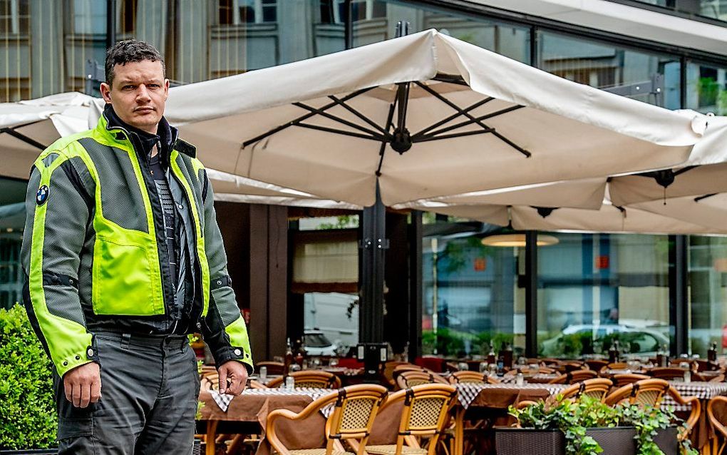 Jiri Brych, woordvoerder en vriend van de mishandelde Praagse ober, poseert voor het Polpo restaurant. De ober werd door een groep Nederlanders in elkaar geslagen op het terras van dit restaurant. beeld ANP