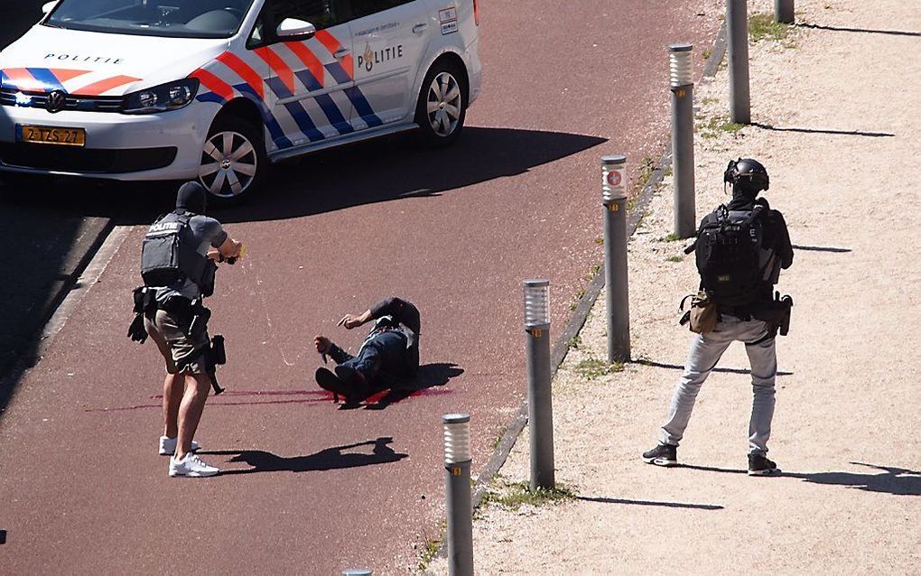 Den Haag, zaterdag 5 mei: leden van een arrestatieteam houden de verdachte van het neersteken van drie mensen onder schot. beeld ANP