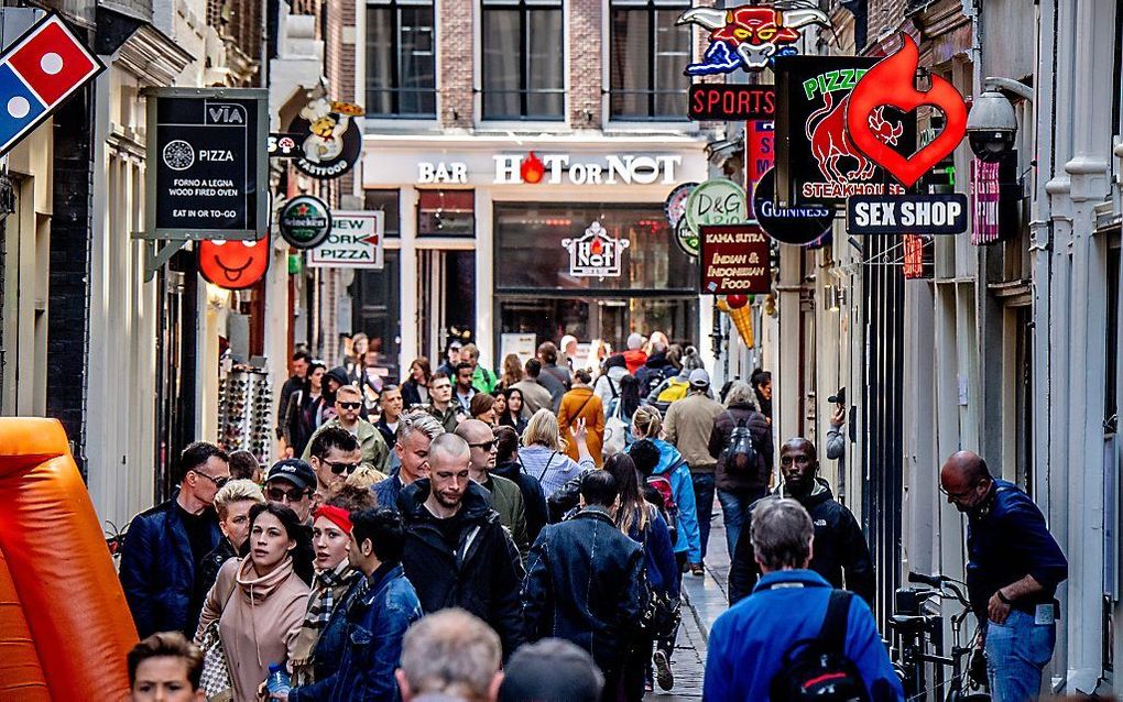 Drukte op de wallen in Amsterdam. beeld ANP, Robin Utrecht