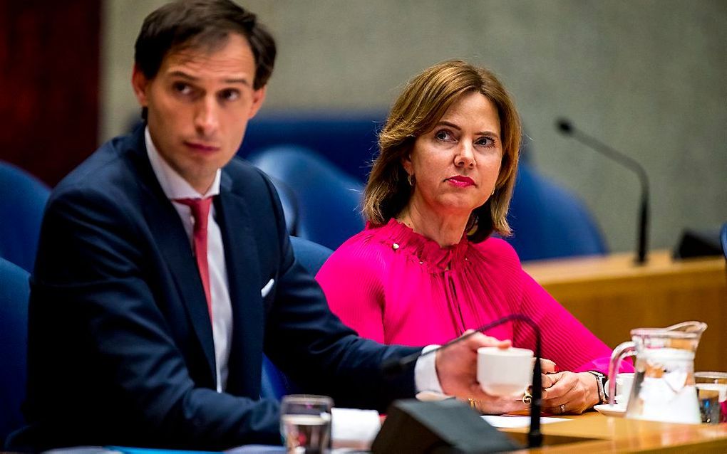 De ministers Hoekstra (Financiën) en Van Nieuwenhuizen (Infrastructuur) voorafgaand aan het Kamerdebat over Schiphol en Lelystad Airport. beeld ANP