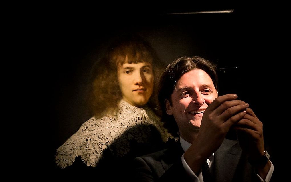 Jan Six maakt een selfie voor het kunstwerk een portret van een jonge man in museum Hermitage Amsterdam. beeld ANP