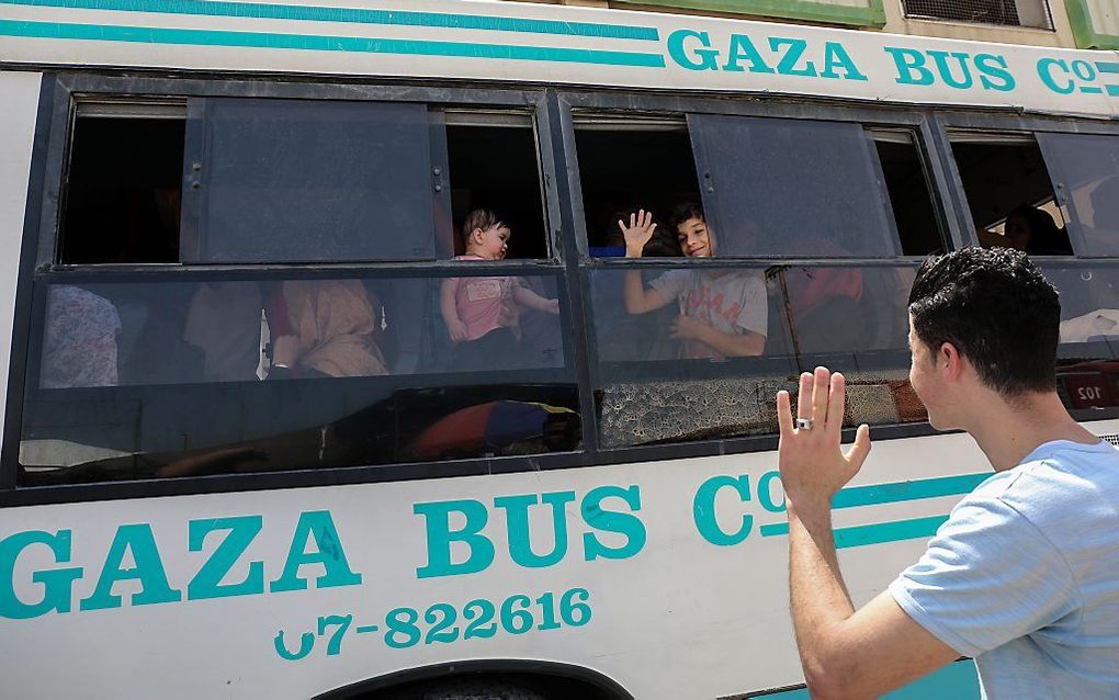 Palestijnen onderweg naar de grens met Egypte. De Egyptische president Abdel Fattah al-Sisi heeft donderdag de grensovergang van Egypte met Gaza bij Rafah laten openstellen voor de hele periode tijdens de ramadan. beeld AFP