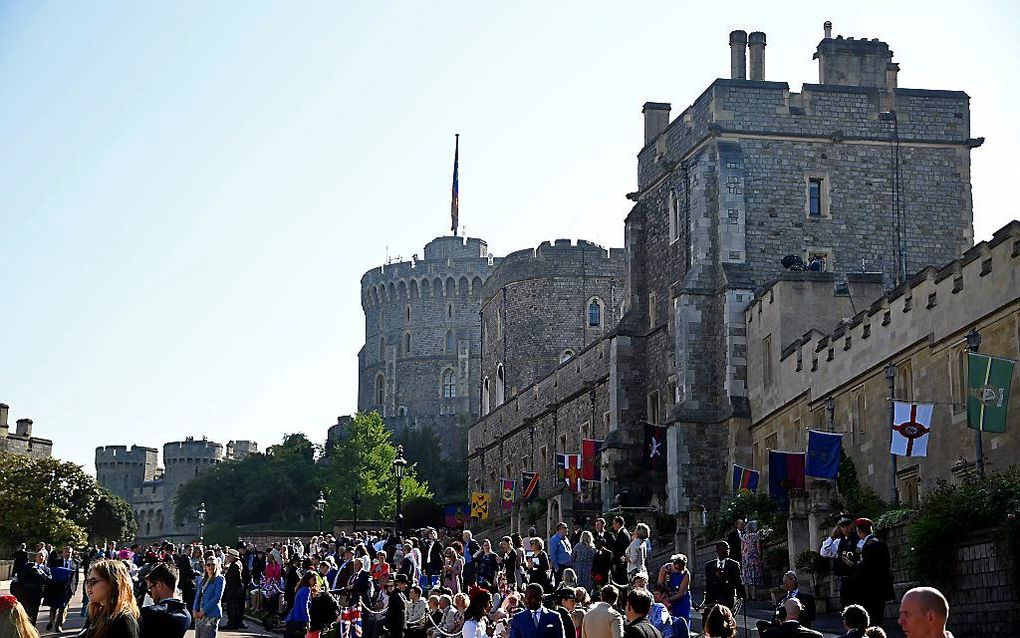 Mensen verzamelen zich bij Windsor Castle. beeld EPA