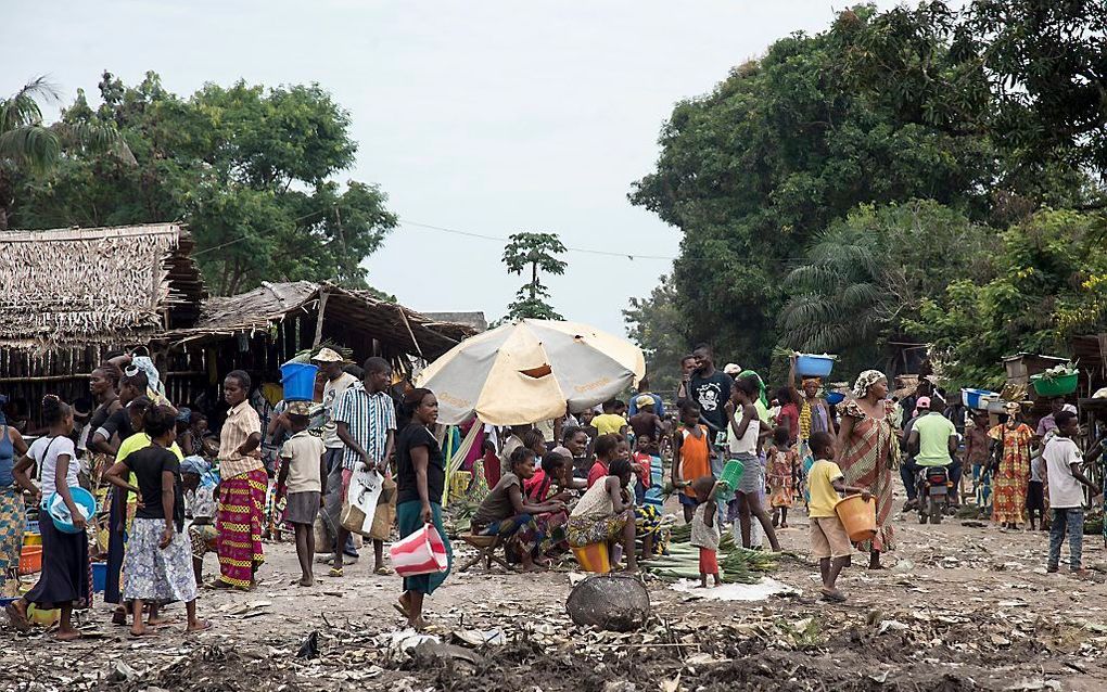 Voedselverkoop in een sloppenwijk van Mbandaka in Congo. Ook in dit land verleent Tear hulp aan armen. beeld EPA