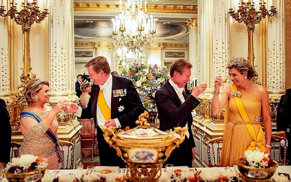 Koning Willem-Alexander (2-L) en koningin Maxima (R) woensdagavond tijdens het staatsbanket met Groothertog Henri (2-R) en Groothertogin Maria Teresa (L). Het koningspaar is voor een driedaags staatsbezoek in Luxemburg. beeld ANP