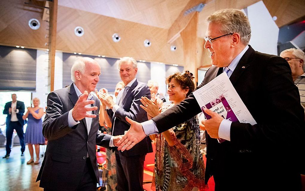 Henk Krol (r.) feliciteert Geert Dales met zijn partijvoorzitterschap tijdens de Algemene Vergadering van 50PLUS. beeld ANP