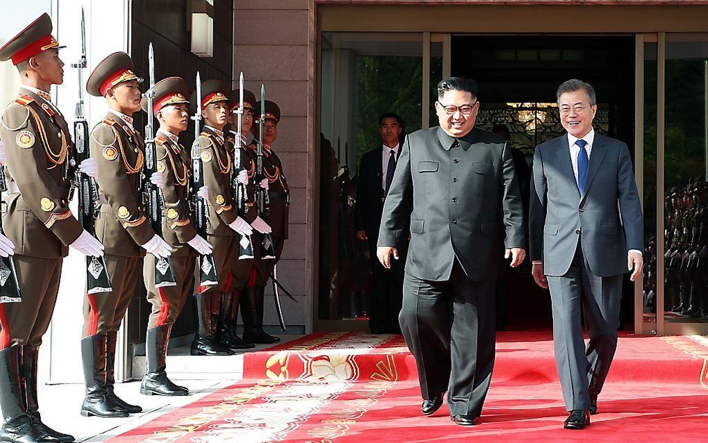 De tweede ontmoeting tussen Kim (L) en Moon in twee maanden. beeld AFP