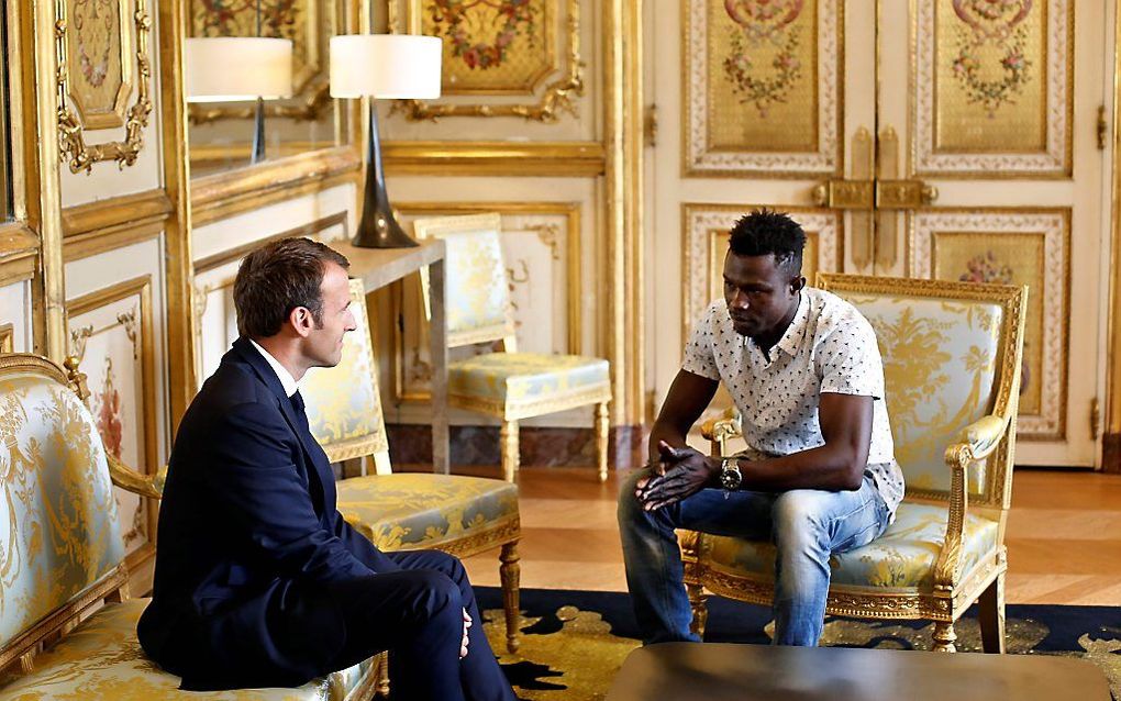 Mamoudou Gassama op bezoek bij de Franse president Macron. beeld AFP