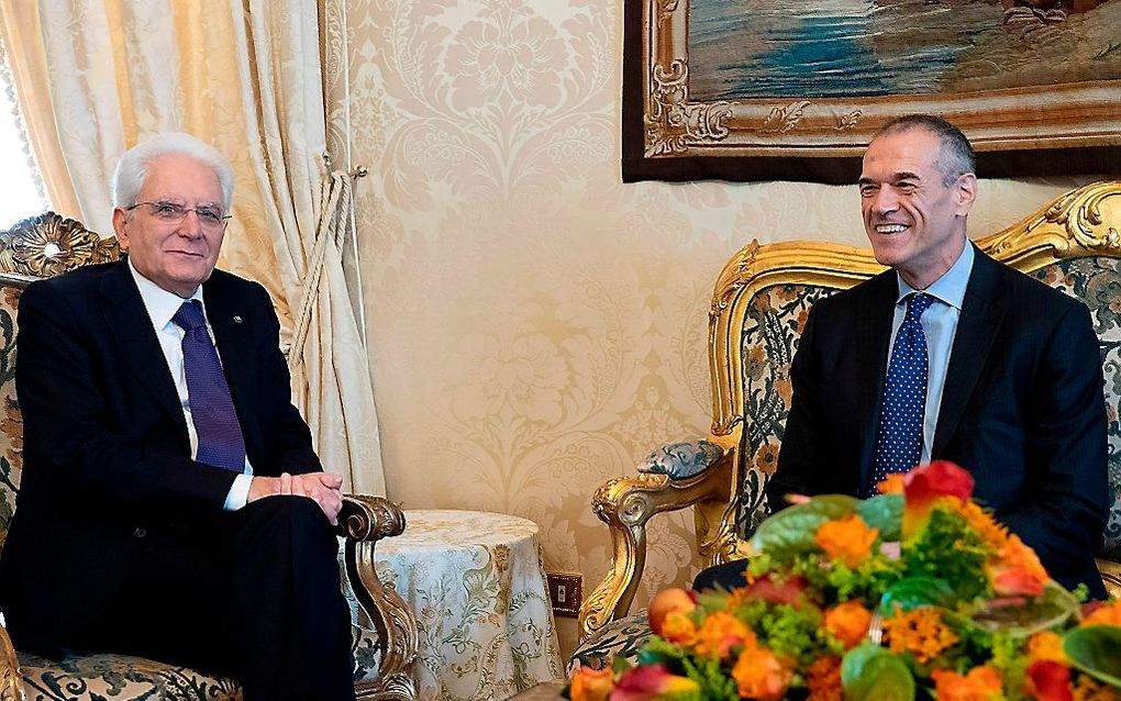 De Italiaanse president Sergio Mattarella (l.) en Carlo Cottarelli. beeld AFP