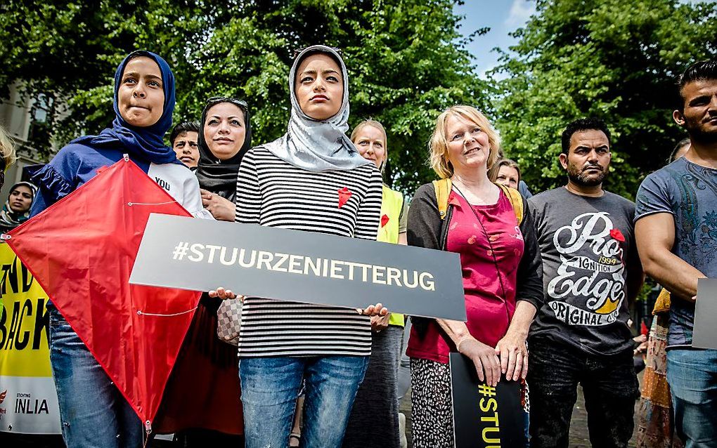 Demonstranten protesteren op 30 mei 2018 tegen uitzettingen naar Afghanistan door te vliegeren op het Plein in Den Haag. beeld ANP, Bart Maat