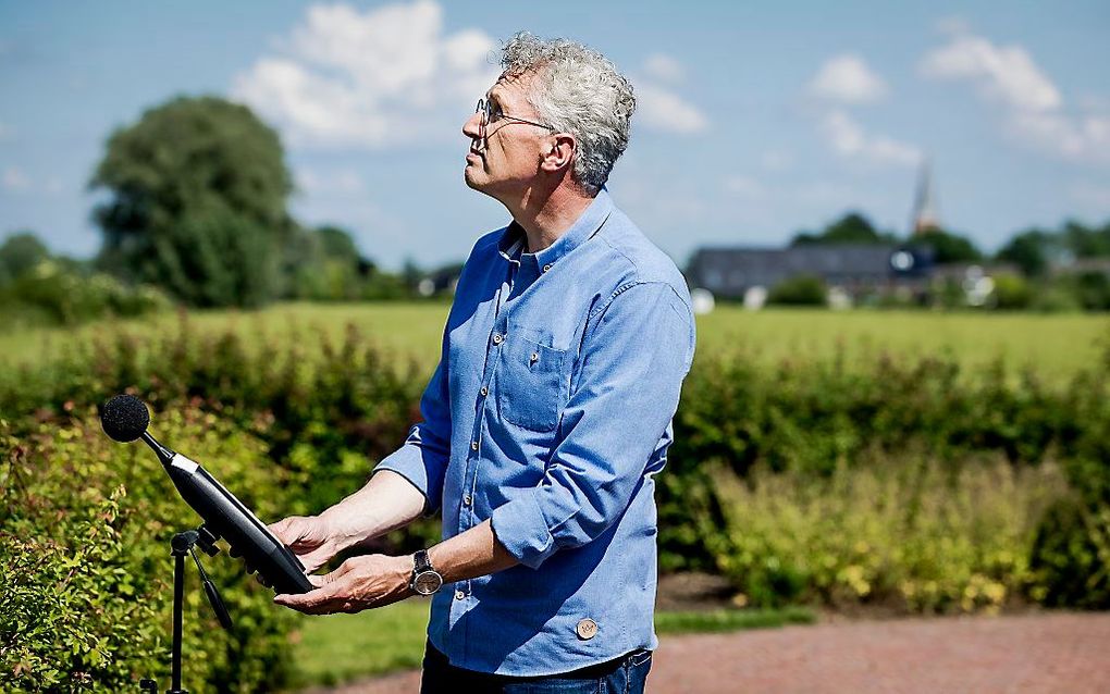 Erik Roelofsen van Stichting Geluidshinder bij een meetpunt in Nijbroek. Een Boeing 737-800 van Transavia vliegt later vandaag op alle beoogde vertrek- en aankomstroutes vanaf Lelystad Airport vliegt. Het ministerie van Infrastructuur voert de belevingsvl