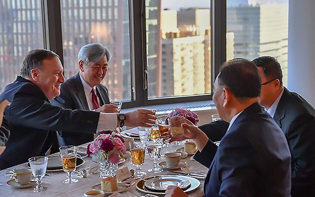 De Amerikaanse minister Mike Pompeo van Buitenlandse Zaken (rechts) tijdens het diner met de Noord-Koreaanse topfunctionaris Kim Yong-chol. beeld AFP