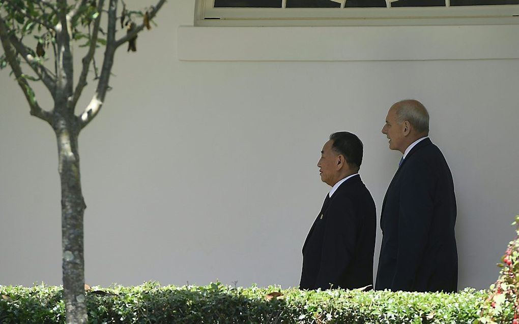 Stafchef John Kelly (r.) begeleidt Kim Yong-chol naar het Witte Huis. beeld AFP