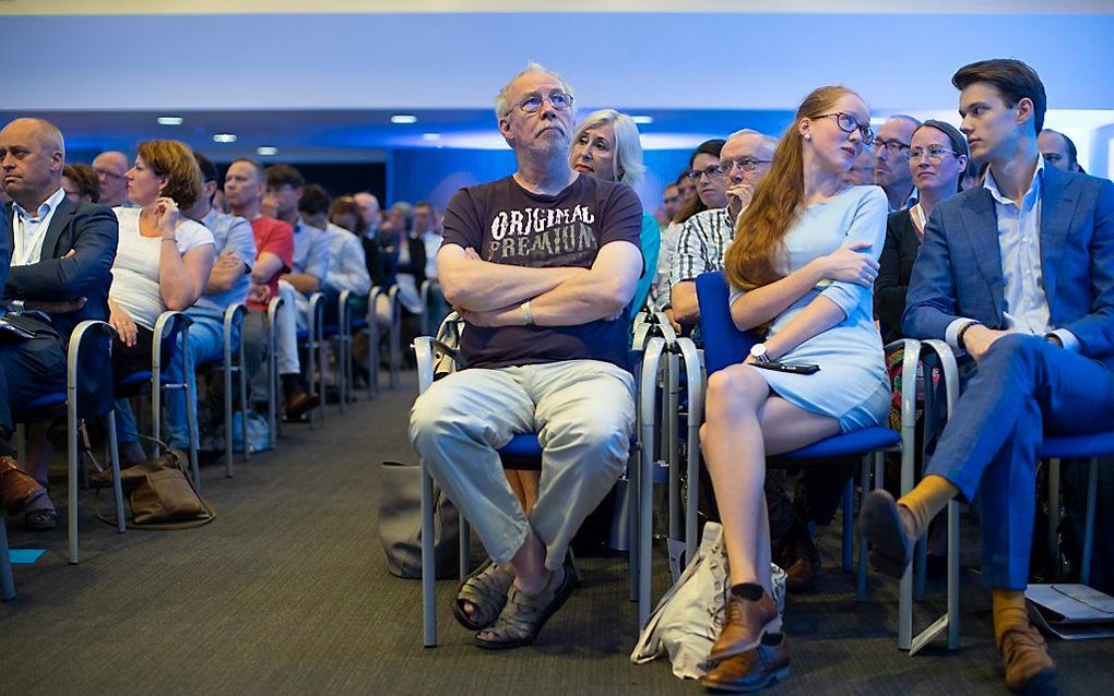 Bezoekers luisteren tijdens het partijcongres van de ChristenUnie in Lunteren naar een toespraak. beeld ANP