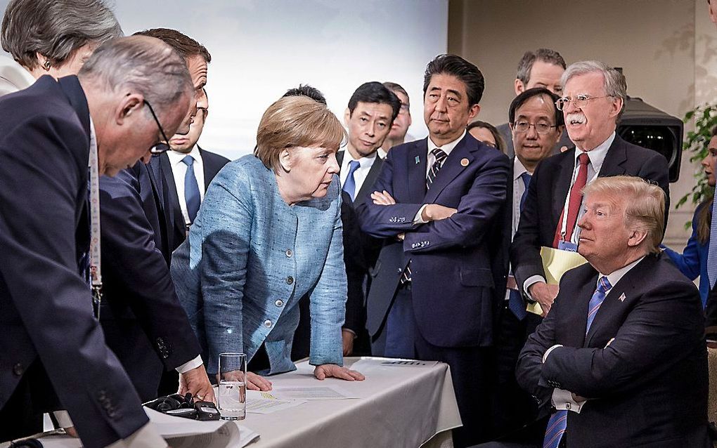 Trump in gesprek met de Duitse bondskanselier Merkel tijdens de G7-top in Canada. beeld EPA